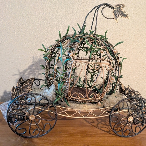 Metal Cinderella Fairytale Centerpiece - Picture 2 of 10